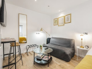 BEAUTIFUL HYDE PARK STUDIO FLAT
