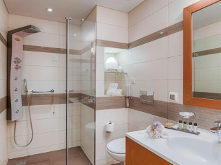 Bellevue On The Beach Suites