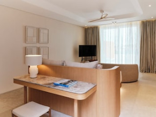 BILL & COO SUITES AND LOUNGE