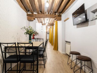 BNBHOLDER RUSTIC GROUP GRAN VÍA AND SOL