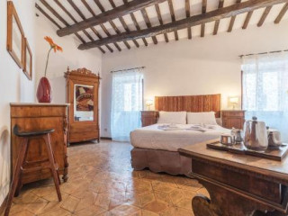 BY THE CHARMING PIAZZA NAVONA