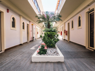 Canadian Hotel