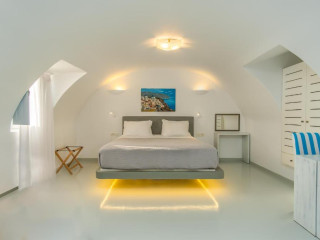 Central Fira Suites