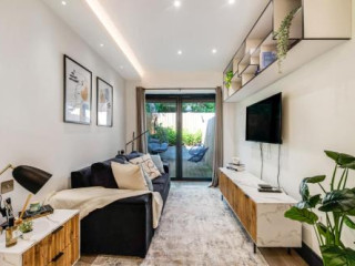 CHIC STUDIO W/ OUTDOOR SPACE -EXCELLENT LOCATION