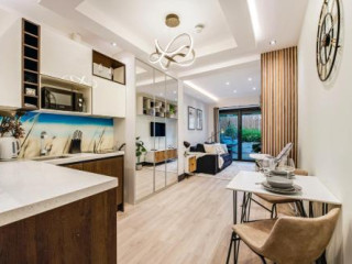 CHIC STUDIO W/ OUTDOOR SPACE -EXCELLENT LOCATION