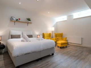 CLEAN AND MODERN NASSAU CANAL APARTMENT