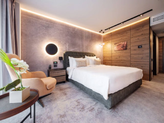 . Hotel SIMONA HALEP