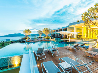 Crest Resort and Pool Villas