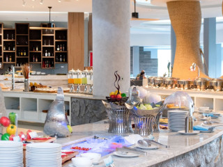 Crest Resort and Pool Villas