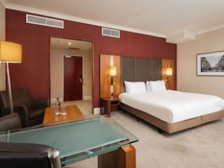 CROWNE PLAZA LONDON EALING