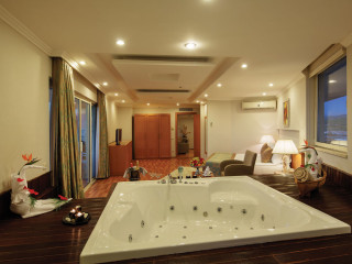 CRYSTAL ADMIRAL RESORT SUITES & SPA