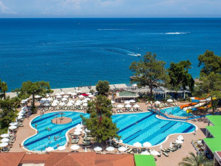 CRYSTAL AURA BEACH RESORT & SPA 