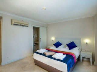 CRYSTAL BOUTIQUE BEACH