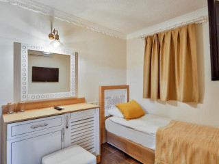 CRYSTAL CLUB WORLD OF COLOURS