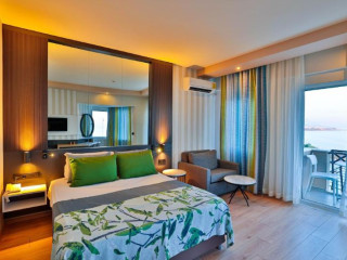 AMC ROYAL HOTEL