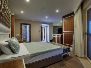 CRYSTAL SUNSET LUXURY RESORT & SPA