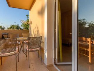 Danelis Studios & Apartments