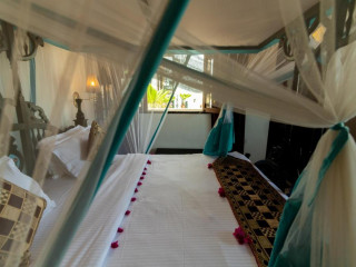 Dhow Palace Hotel