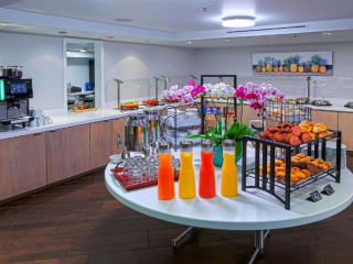 DoubleTree by Hilton Alana - Waikiki Beach