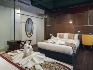 EAST RIVERINE BOUTIQUE