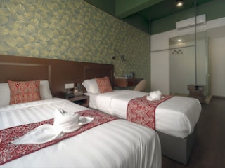 EAST RIVERINE BOUTIQUE