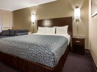 ECONO LODGE DARIEN LAKES