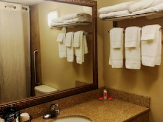 ECONO LODGE DARIEN LAKES