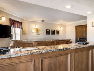 ECONO LODGE DARIEN LAKES