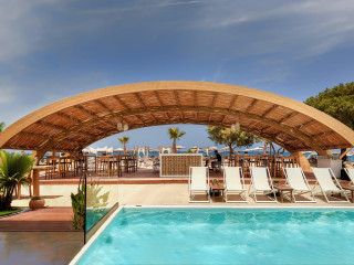 Enorme Teatro Beach Resort