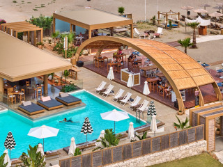 Enorme Teatro Beach Resort