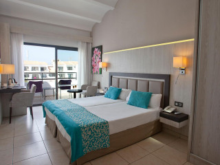 Fergus Style Bahamas, Playa Den Bossa, España