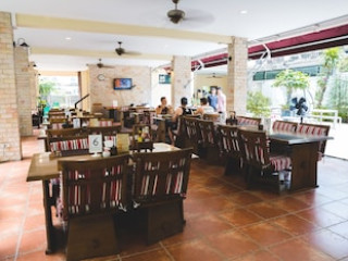 FEUNG NAKORN BALCONY ROOMS AND CAFE