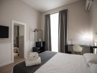 FIVE BOUTIQUE ROOMS