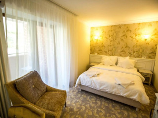 KING EVELTHON BEACH HOTEL