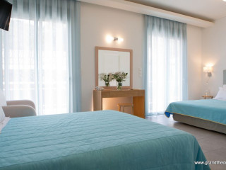 Grand TheoNi Hotel Suites & Spa