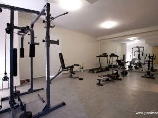 Grand TheoNi Hotel Suites & Spa