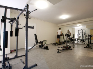 Grand TheoNi Hotel Suites & Spa