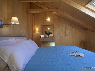 Grand TheoNi Hotel Suites & Spa