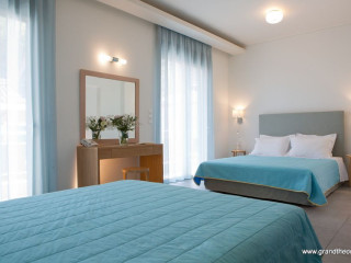Grand TheoNi Hotel Suites & Spa