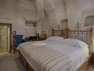 Hera Cave Suites