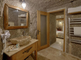Hera Cave Suites
