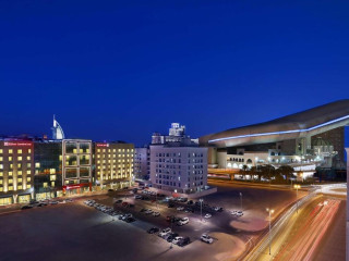 Hilton Garden Inn Dubai, Mall Avenue
