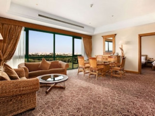 HILTON PYRAMIDS GOLF