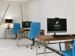 Holiday Inn Dubai Al-Maktoum Airport, an IHG Hotel