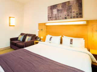 HOLIDAY INN EXPRESS AIRPORT