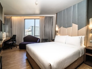 HOLIDAY INN EXPRESS BANGKOK SUKHUMVIT 11