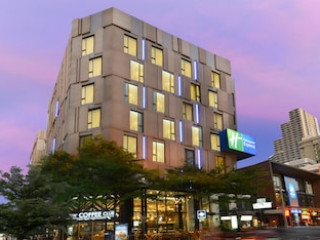 HOLIDAY INN EXPRESS BANGKOK SUKHUMVIT 11