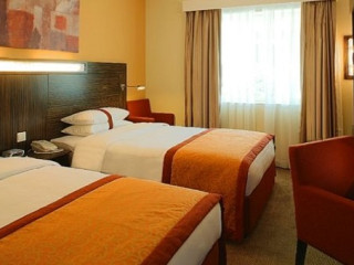 HOLIDAY INN EXPRESS SAFA PARK