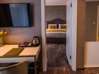 HOTEL AVENTUS