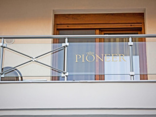 Pioneer Excelsior Studio